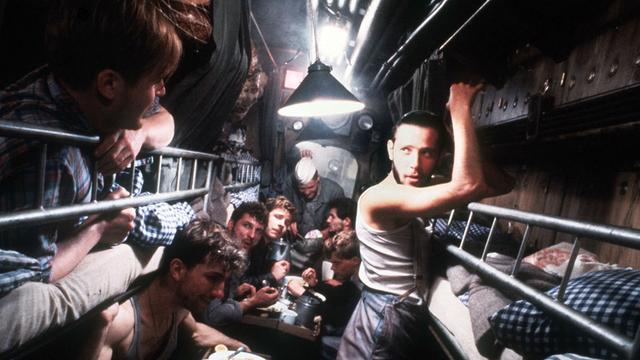 Blick in den Mannschaftsraum des U-Boots in einer Szene des Films "Das Boot". Der Film von Wolfgang Petersen kam 1980 in die Kinos.