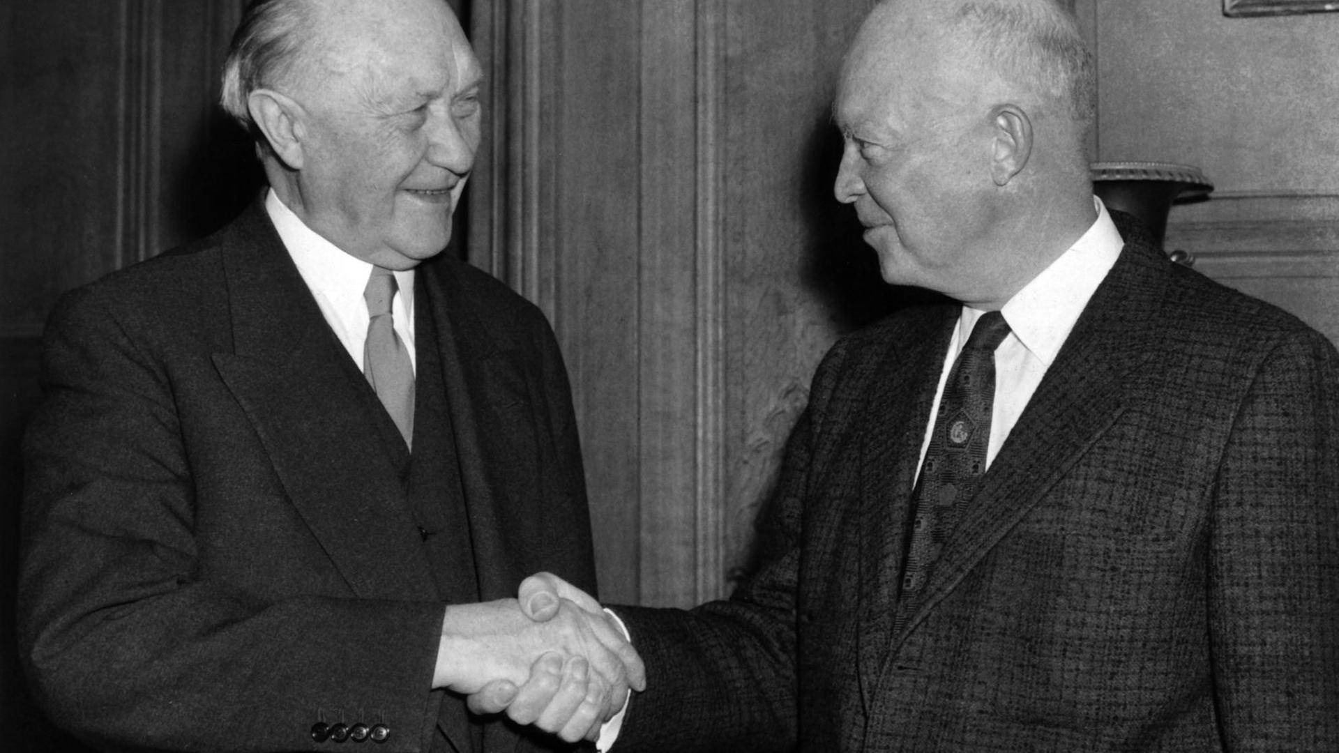 US-Präsident Dwight D. Eisenhower (r) begrüßt Bundeskanzler Konrad Adenauer (l) am 17.12.1957 zu einer Aussprache in Paris. Die Beratung befasst sich mit Themen der Nato-Konferenz, die vom 16. bis 19.12.1957 in Paris stattfindet. Deutschland ist seit dem 07.05.1955 Mitglied in der Nato. | US-Präsident Dwight D. Eisenhower (r) begrüßt Bundeskanzler Konrad Adenauer (l) am 17.12.1957 zu einer Aussprache in Paris. Die Beratung befasst sich mit Themen der Nato-Konferenz, die vom 16. bis 19.12.1957 in Paris stattfindet. Deutschland ist seit dem 07.05.1955 Mitglied in der Nato. |