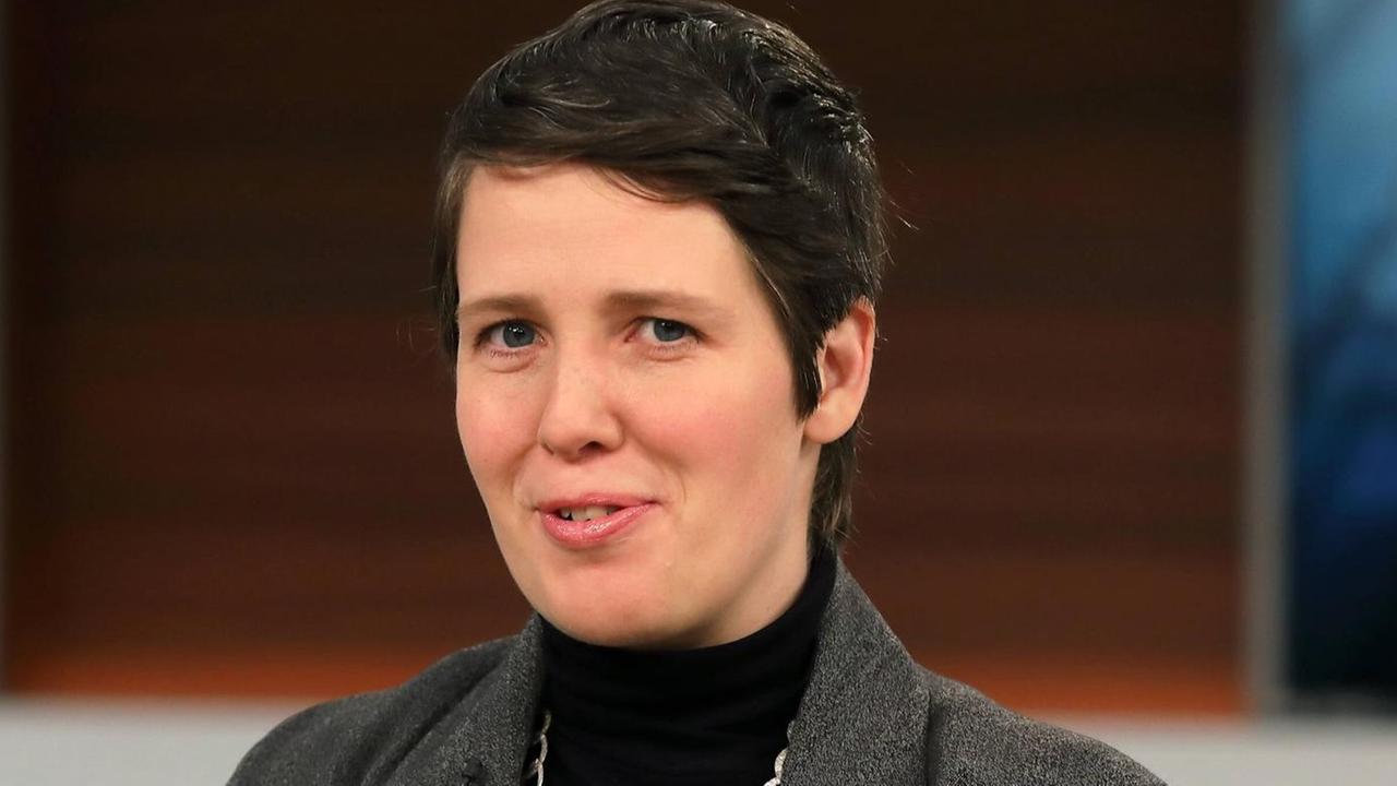Dr. Viola Priesemann Forschungsgruppenleiterin am Max-Planck-Institut fuer Dynamik und Selbstorganisation Dr. Viola Priesemann Forschungsgruppenleiterin am Max-Planck-Institut fuer Dynamik und Selbstorganisation