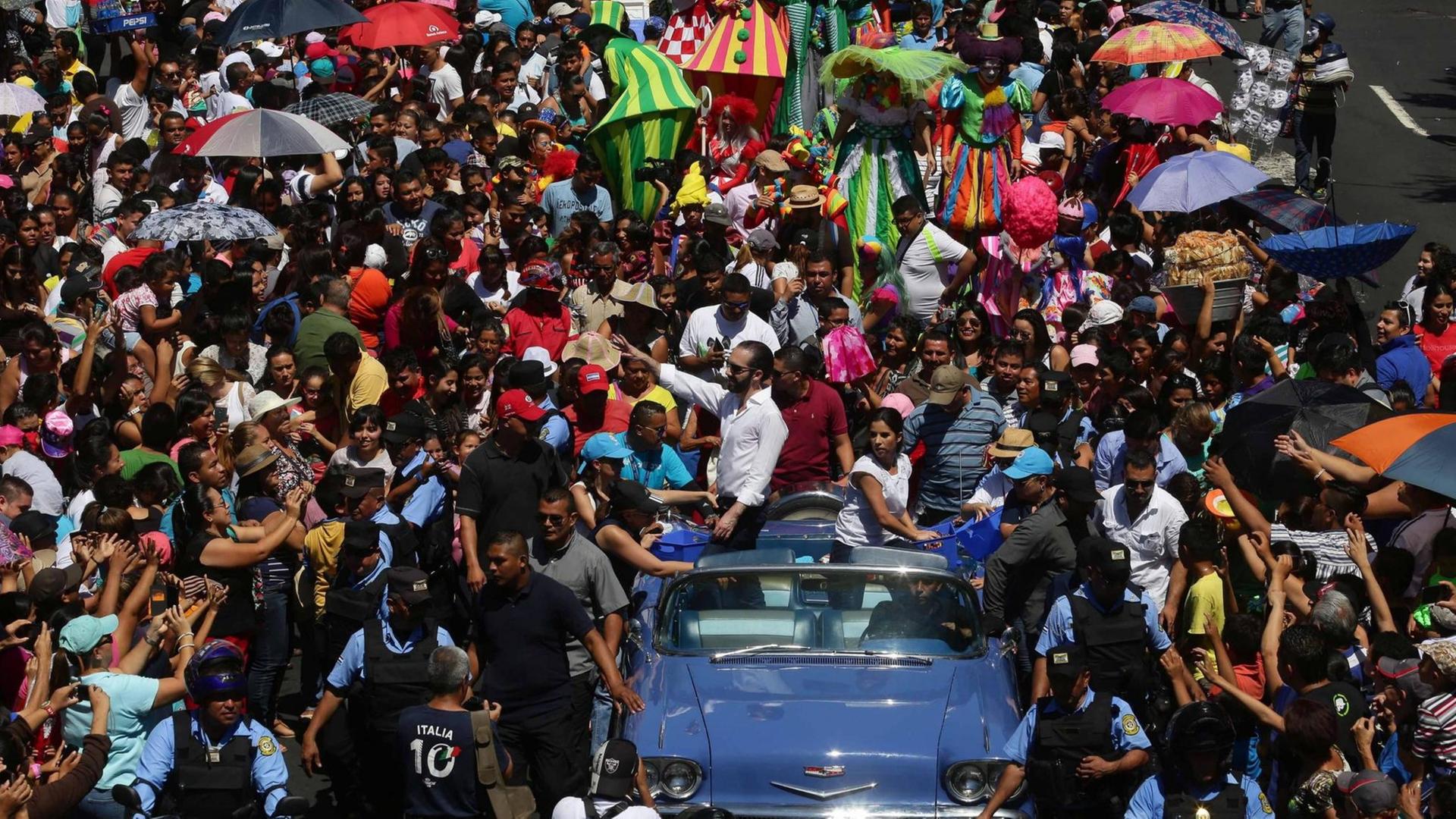 Der Bürgermeister von San Salvador, Nayib Bukele, während einer Parade am 1. August 2016. Der Bürgermeister von San Salvador, Nayib Bukele, während einer Parade am 1. August 2016.