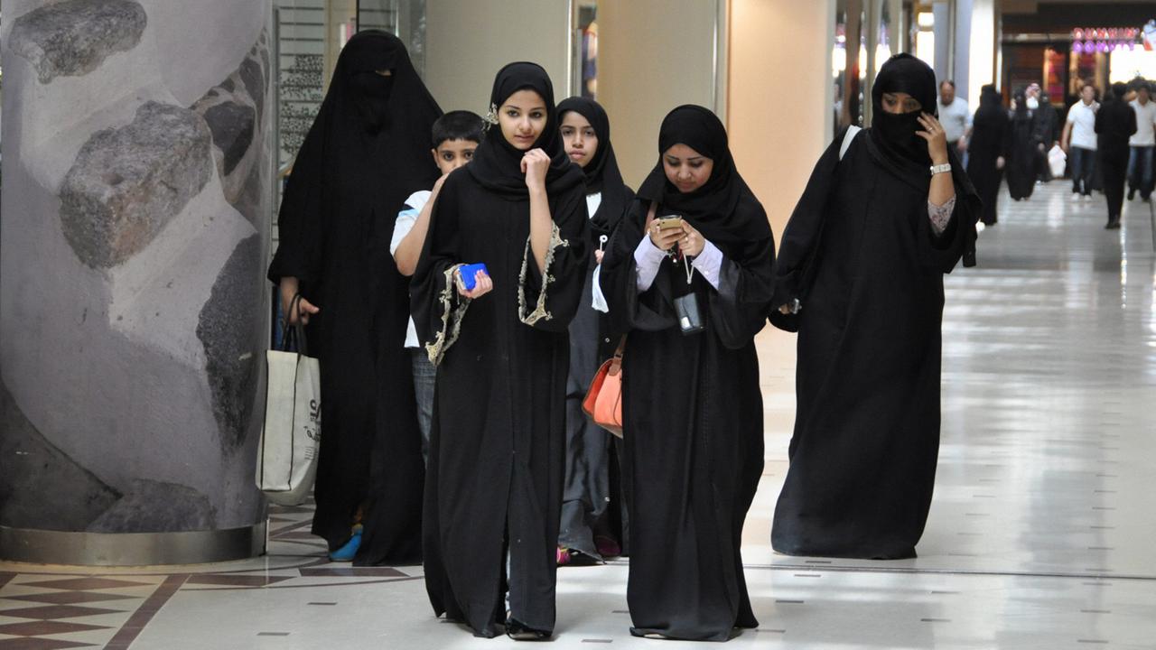 Eine Gruppe von jungen Frauen in einer Einkaufspassage in der saudischen Hauptstadt Riad Eine Gruppe von jungen Frauen in einer Einkaufspassage in der saudischen Hauptstadt Riad