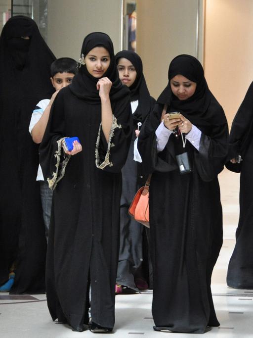 Eine Gruppe von jungen Frauen in einer Einkaufspassage in der saudischen Hauptstadt Riad