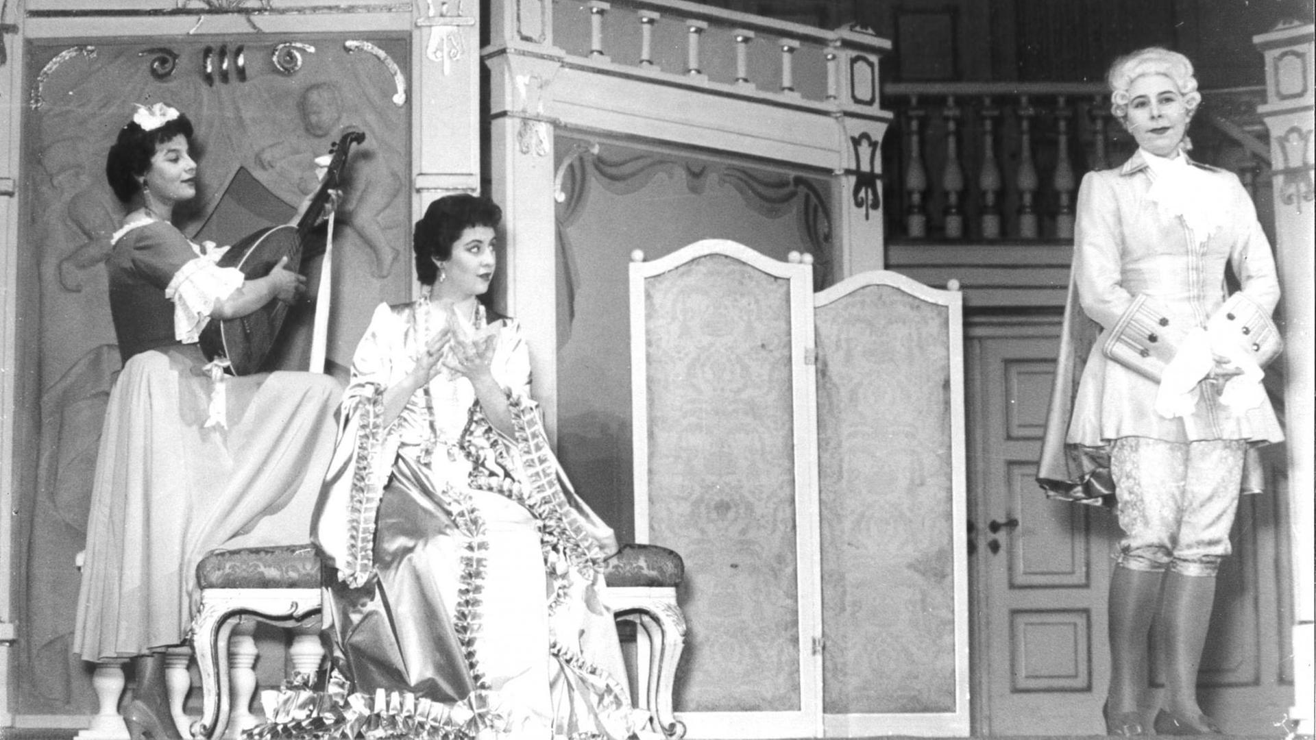 Eine Szene aus Mozarts 'Figaros Hochzeit' mit Irmgard Seefried und Sena Jurinac im Redoutensaal der Wiener Hofburg, 1955 Schwarz-Weiß-Fotografie Eine Szene aus Mozarts 'Figaros Hochzeit' mit Irmgard Seefried und Sena Jurinac im Redoutensaal der Wiener Hofburg, 1955 Schwarz-Weiß-Fotografie