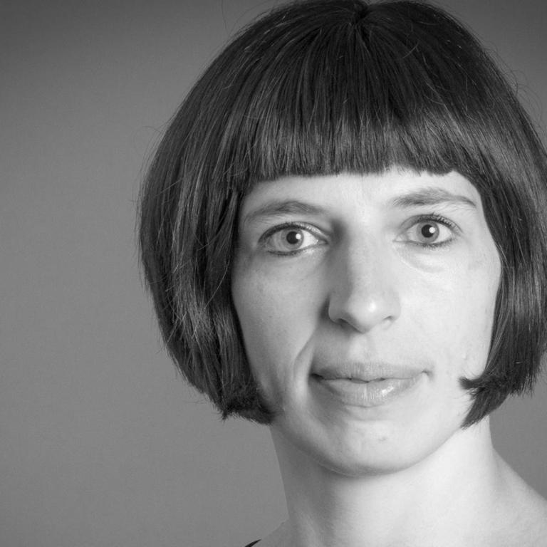 Viola Nordsieck. Schwarzweißfoto einer jungen Frau mit halblangen, dunklen Haaren.