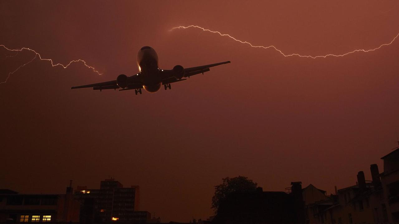 Ein Flugzeug fliegt bei Offenbach durch ein Gewitter.