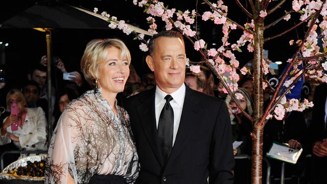 Tom Hanks (r) und die britische Schauspielerin Emma Thompson posieren für die Fotografen auf der Weltpremiere von "Saving Mr. Banks" auf dem 57. Londoner Film Festival im Oktober 2013.