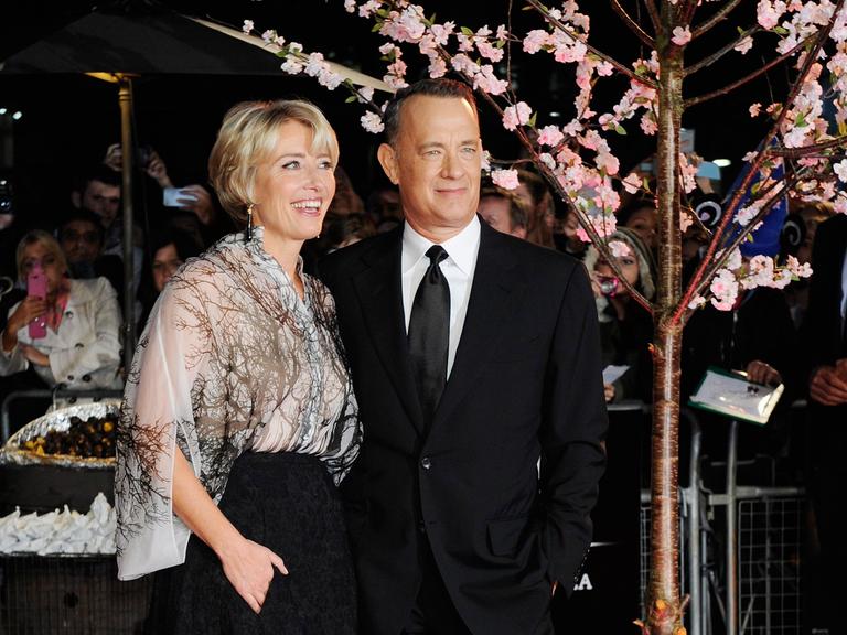 Tom Hanks (r) und die britische Schauspielerin Emma Thompson posieren für die Fotografen auf der Weltpremiere von "Saving Mr. Banks" auf dem 57. Londoner Film Festival im Oktober 2013. 