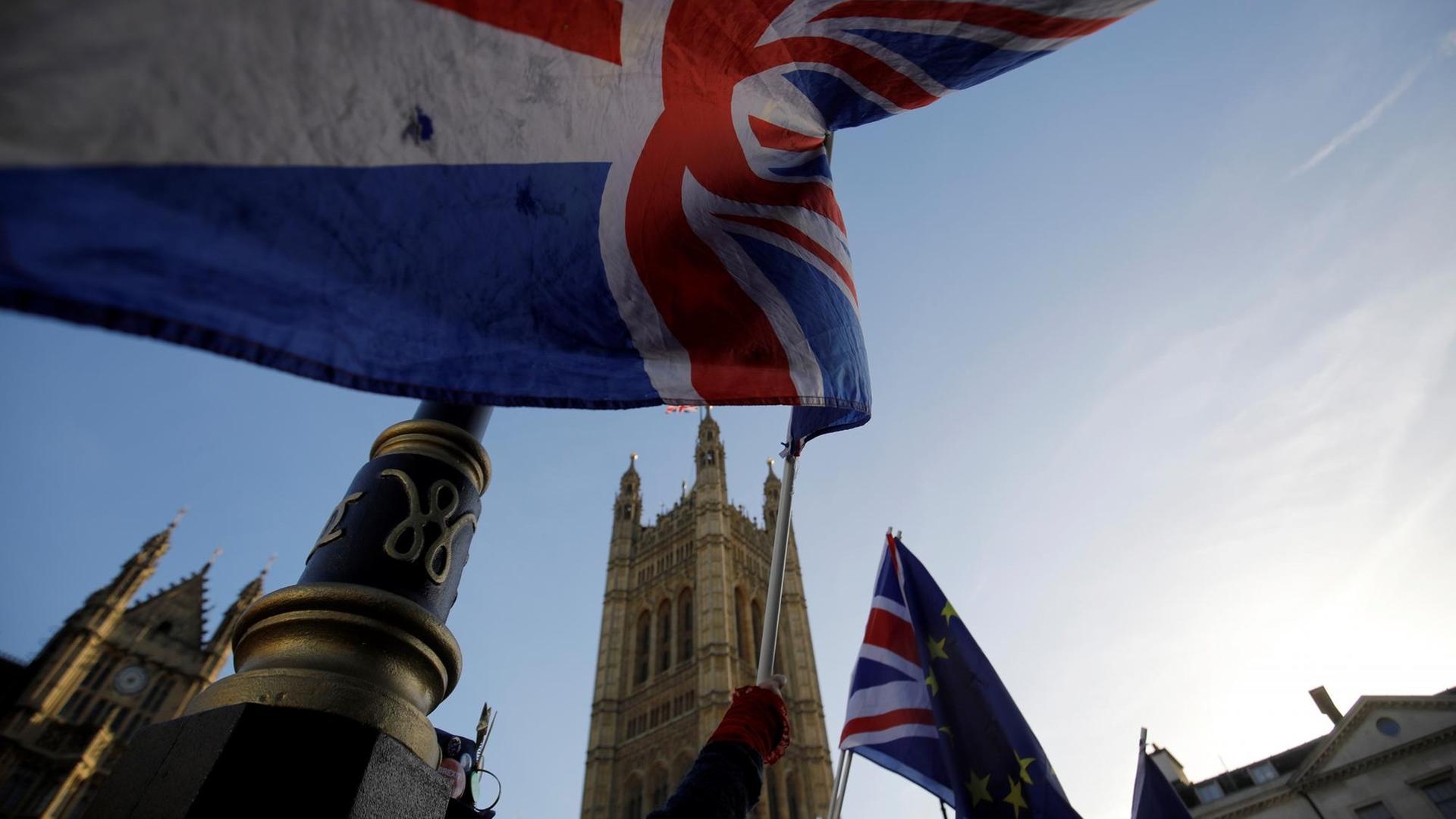 Britische und EU-Flaggen vor dem House of Parliament in London Britische und EU-Flaggen vor dem House of Parliament in London