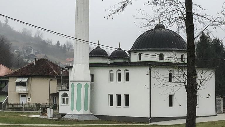 Eine weiße Moschee in Bosnien