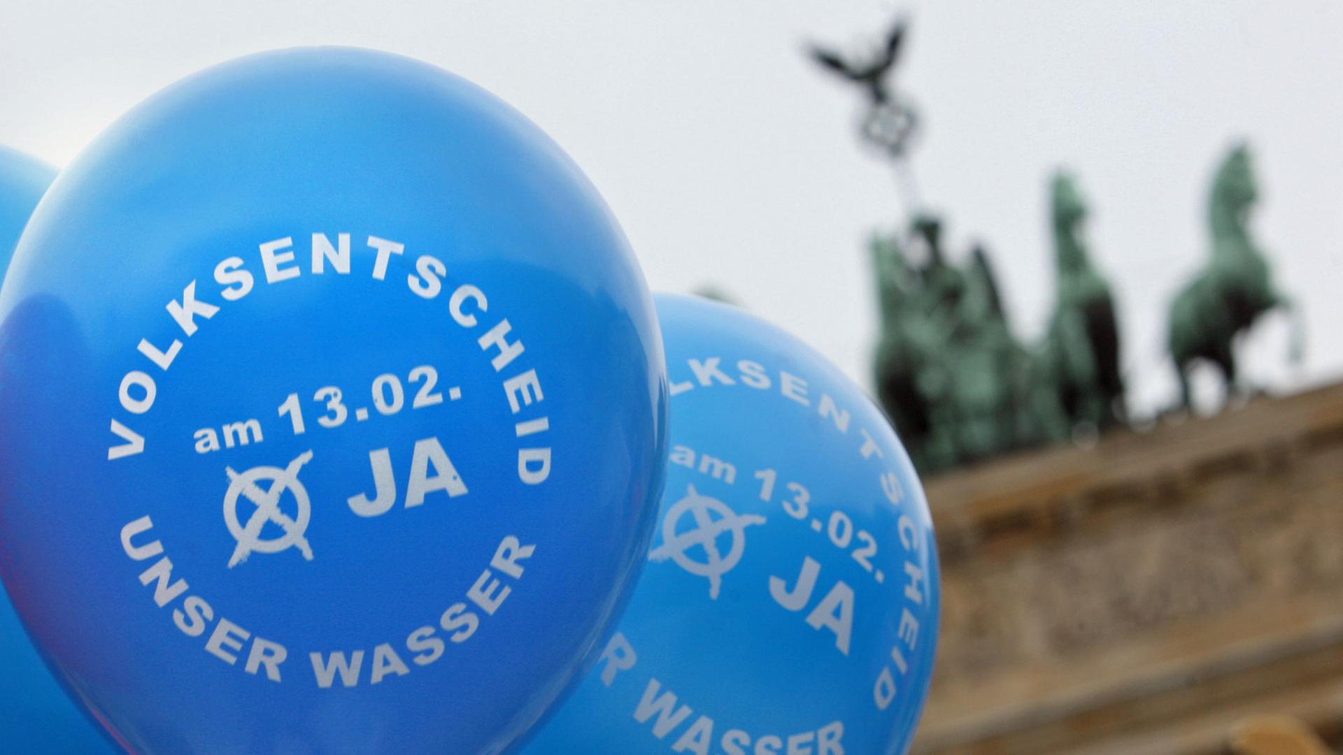 Luftballons mit dem Aufruf zum Volksentscheid am 13.02. sind am Freitag (11.02.2011) vor dem Brandenburger Tor in Berlin zu sehen. Mit einer Kundgebung rief die Bürgerinitiative "Aufruf zum Volkentscheid" zur Abstimmung über die Offenlegung der Wasserverträge in Berlin auf. Luftballons mit dem Aufruf zum Volksentscheid am 13.02. sind am Freitag (11.02.2011) vor dem Brandenburger Tor in Berlin zu sehen. Mit einer Kundgebung rief die Bürgerinitiative "Aufruf zum Volkentscheid" zur Abstimmung über die Offenlegung der Wasserverträge in Berlin auf.