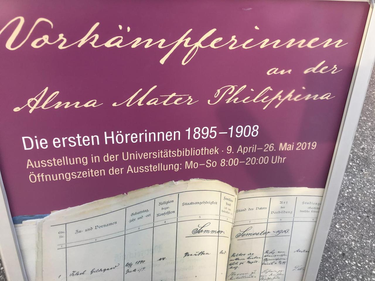Plakat der Ausstellung "Vorkämpferinnen an der Alma Mater Philippina" an der Universiät Marburg Plakat der Ausstellung "Vorkämpferinnen an der Alma Mater Philippina" an der Universiät Marburg