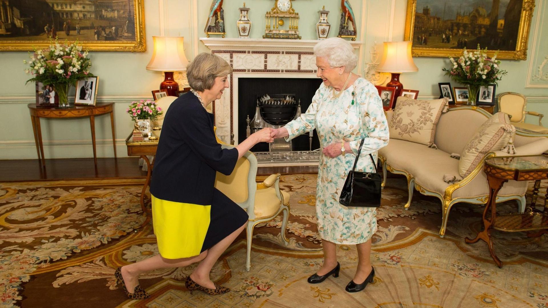 Theresa May knickst vor Queen Elizabeth II. Theresa May knickst vor Queen Elizabeth II.