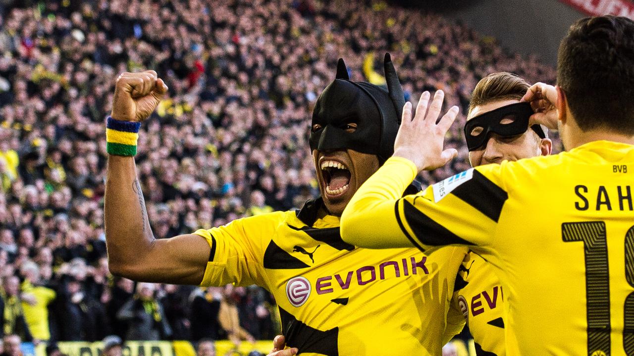 Borussia Dortmund gegen FC Schalke: Dortmunds Pierre-Emerick Aubameyang mit Batman-Maske (l) und Marco Reus an seiner Seite als Batman-Helfer Robin jubeln nach dem 1:0 am 28.02.2015. Borussia Dortmund gegen FC Schalke: Dortmunds Pierre-Emerick Aubameyang mit Batman-Maske (l) und Marco Reus an seiner Seite als Batman-Helfer Robin jubeln nach dem 1:0 am 28.02.2015.