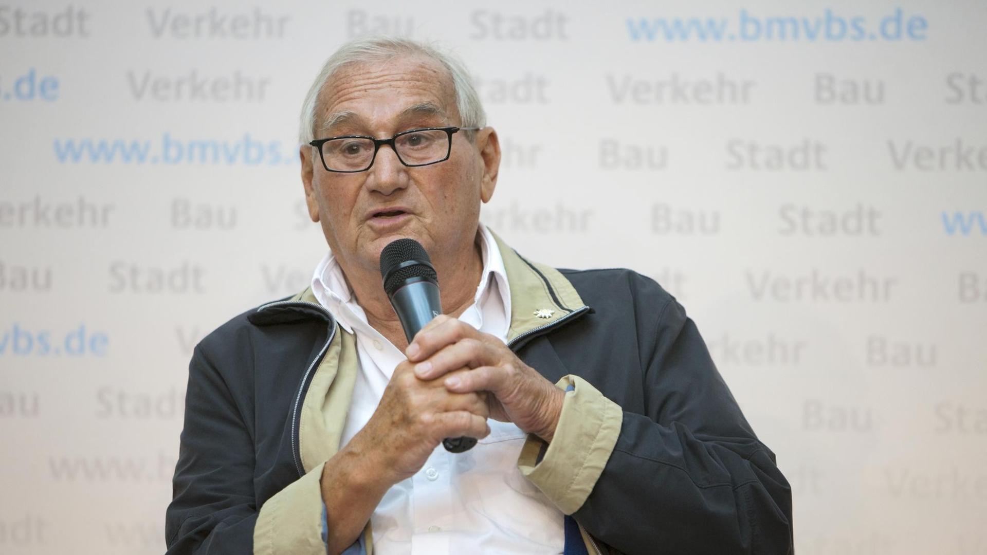 Jean Jülich 2009, gut zwei Jahre vor seinem Tod, bei der Vorstellung des Dokumentationsbands "Eisenbahner gegen Hitler" Jean Jülich 2009, gut zwei Jahre vor seinem Tod, bei der Vorstellung des Dokumentationsbands "Eisenbahner gegen Hitler"