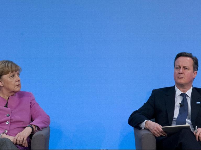 Bundeskanzlerin Angela Merkel (CDU) und der britische Premierminister David Cameron auf der Syrien-Geberkonferenz in London.