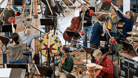 Das Ensemble Modern mit Instrumenten der Sammlung Walter Smetak