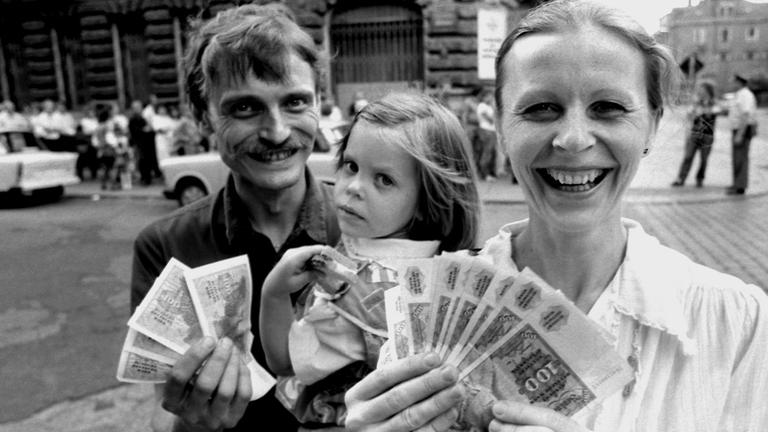 Eine Dresdner Familie tauschte am 1. Juli 1990 in einer Sparkasse Ostmark gegen 2000 D-Mark. Eine Dresdner Familie tauschte am 1. Juli 1990 in einer Sparkasse Ostmark gegen 2000 D-Mark.