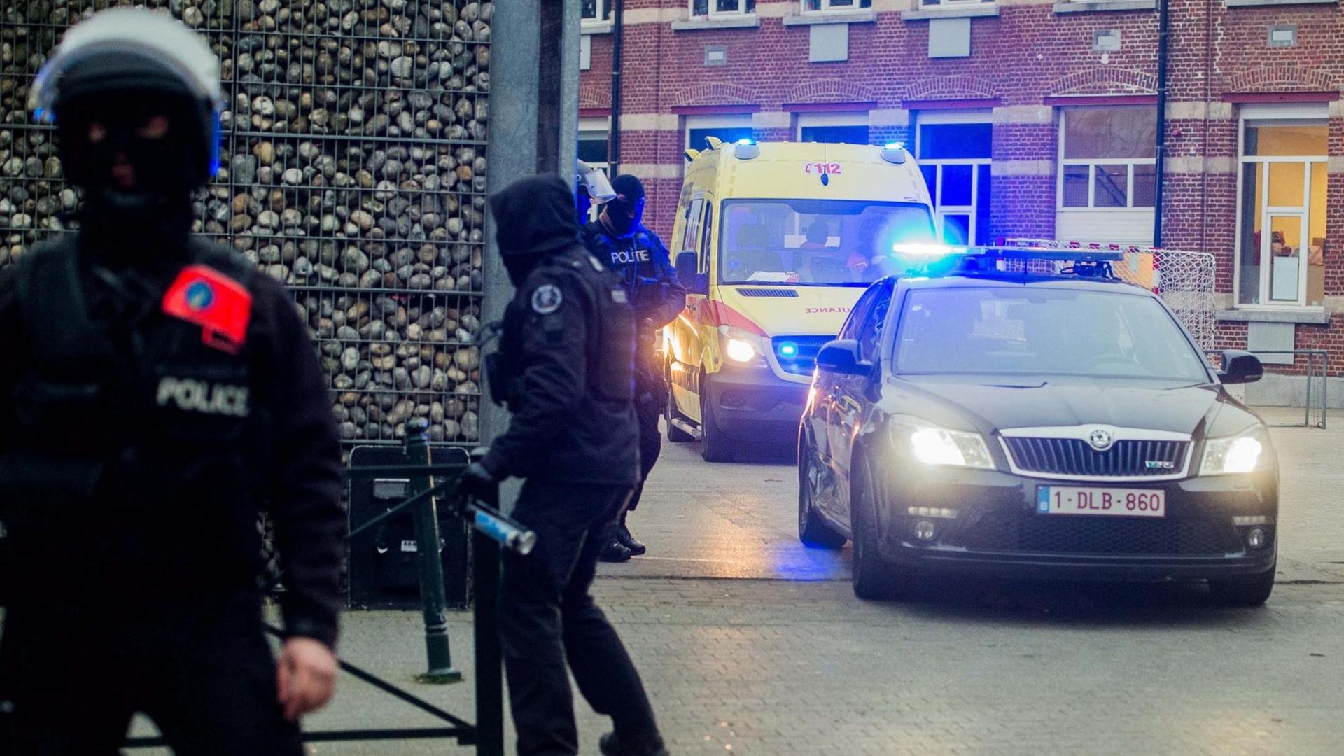 Szene vom 18. März: Ein Polizeiwagen und ein Krankenwagen fahren von dem Ort weg, an dem der mutmaßliche Paris-Attentäter Salah Abdeslam verhaftet wurde. 
