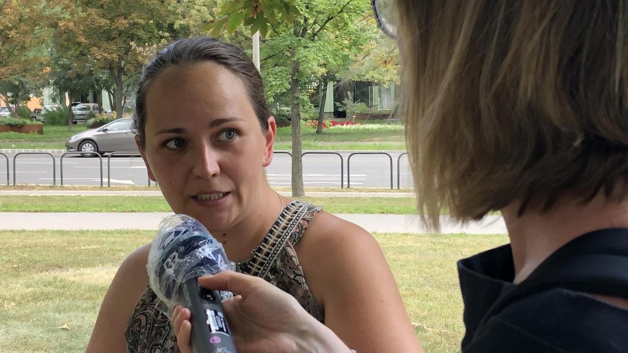Zsuzsa Zsohar spricht in ein Mikrofon Zsuzsa Zsohar spricht in ein Mikrofon