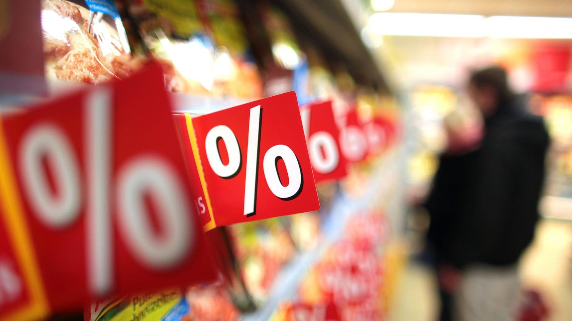 Ein Kunde steht in Köln in einem Rewe-Supermarkt an einem Regal. Ein Kunde steht in Köln in einem Rewe-Supermarkt an einem Regal.