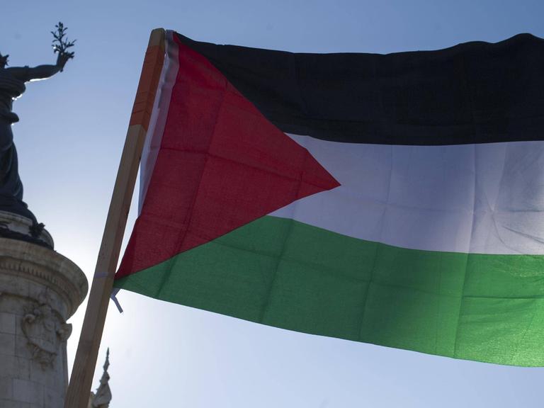 Eine palästinensische Flagge wird im Oktober bei einer Demonstration in Paris geschwenkt.