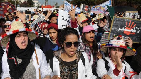 Tausende Marokkaner demonstrieren in der Hauptstadt Rabat gegen Kürzungen im Bildungswesen.