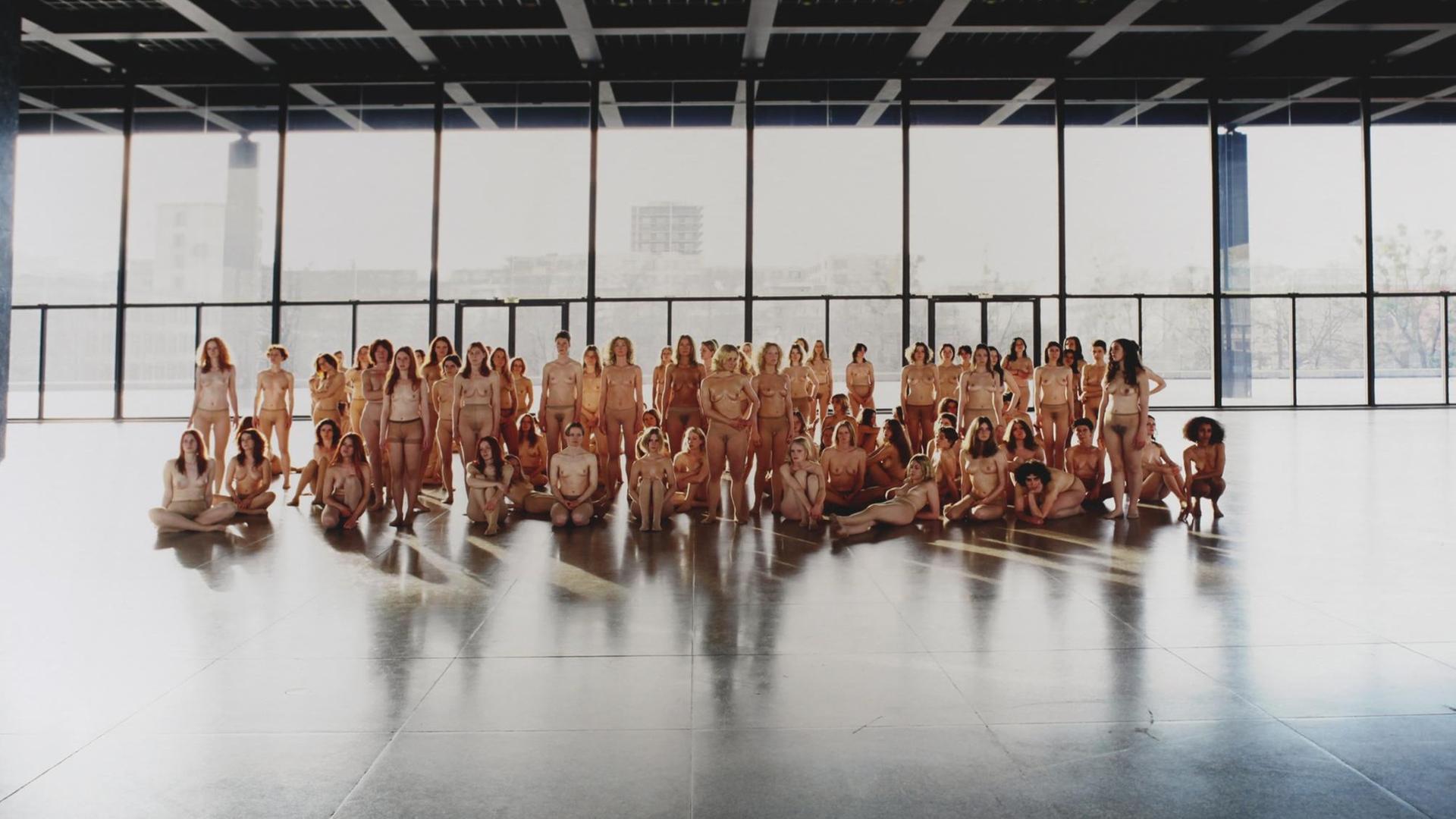 Dieser Digitalprint einer Vanessa-Beecroft-Performance in der Neuen Nationalgalerie ist ebenfalls zu sehen. Dieser Digitalprint einer Vanessa-Beecroft-Performance in der Neuen Nationalgalerie ist ebenfalls zu sehen.