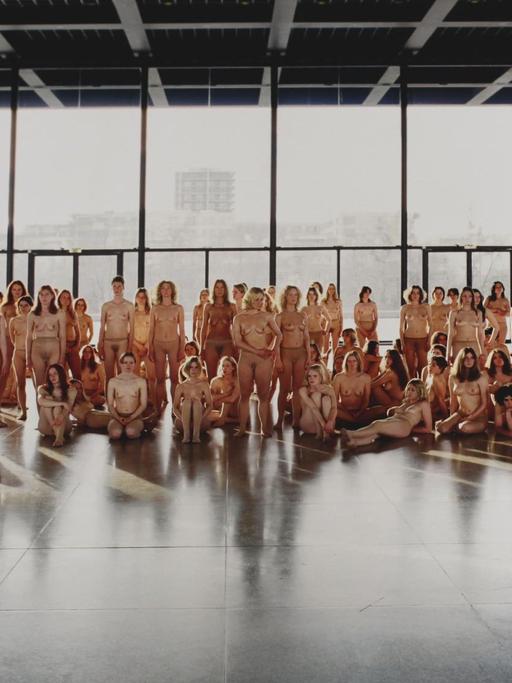 Dieser Digitalprint einer Vanessa-Beecroft-Performance in der Neuen Nationalgalerie ist ebenfalls zu sehen.