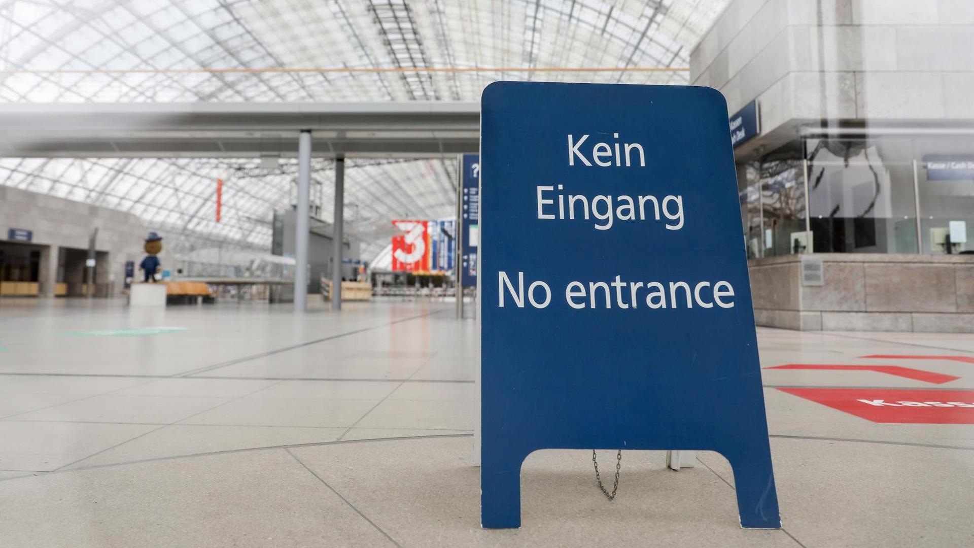Vor der Messe-Halle in Leipzig steht ein Schild mit der Aufschrift "Kein Eingang". Vor der Messe-Halle in Leipzig steht ein Schild mit der Aufschrift "Kein Eingang".