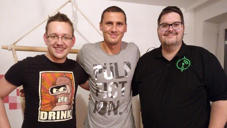 zu sehen sind die drei Rasenfunk-Macher Frank Helmschrott (r.) und Max-Jacob Ost (l.) mit Ex-Fußballprofi Ralph Gunesch zu sehen sind die drei Rasenfunk-Macher Frank Helmschrott (r.) und Max-Jacob Ost (l.) mit Ex-Fußballprofi Ralph Gunesch