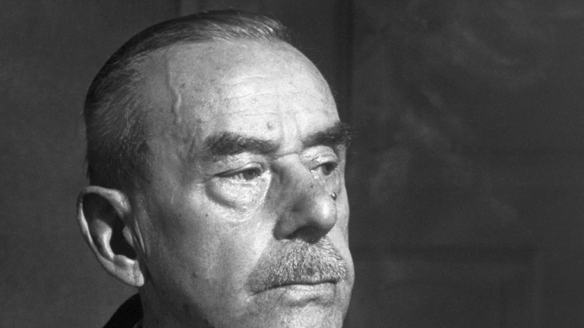 Der deutsche Schriftsteller und Literatur-Nobelpreisträger Thomas Mann, schwarz-weiß-Aufnahme, Portrait, zur rechten Seite guckend Der deutsche Schriftsteller und Literatur-Nobelpreisträger Thomas Mann, schwarz-weiß-Aufnahme, Portrait, zur rechten Seite guckend