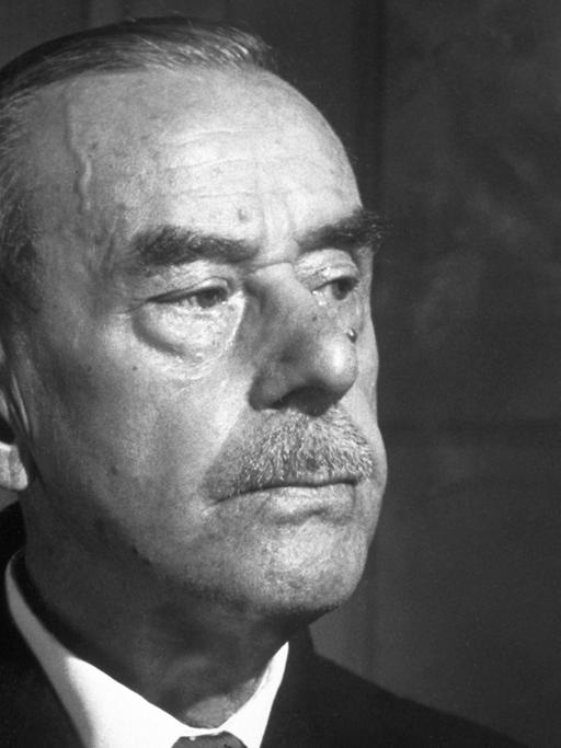 Der deutsche Schriftsteller und Literatur-Nobelpreisträger Thomas Mann, schwarz-weiß-Aufnahme, Portrait, zur rechten Seite guckend