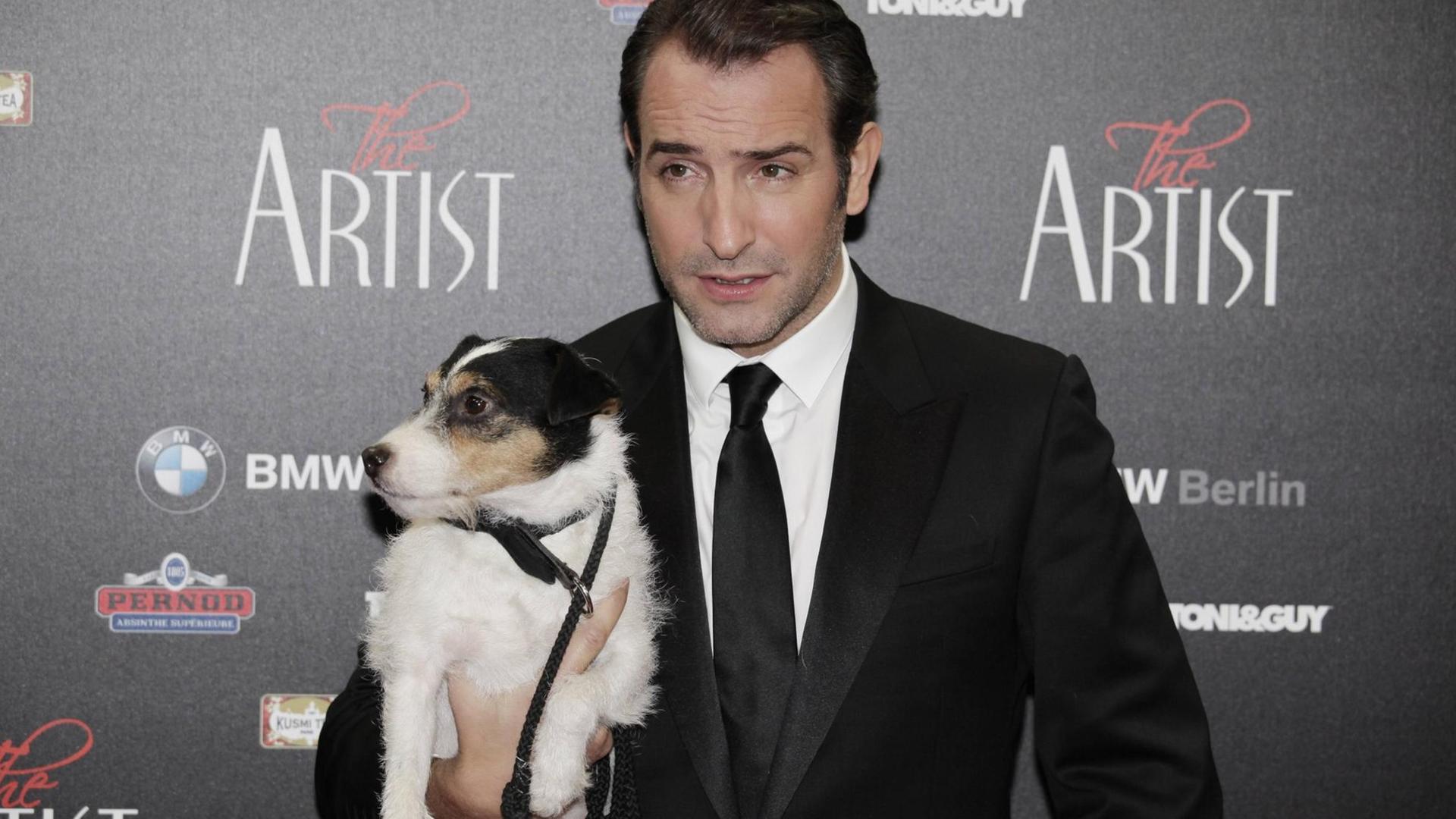 Jean Dujardin, Hauptdarsteller in dem Film "The Artist" von Michel Hazanavicius, mit seinem Filmhund, einem Jack-Russell-Terrier bei einer Presseveranstaltung 2012. Jean Dujardin, Hauptdarsteller in dem Film "The Artist" von Michel Hazanavicius, mit seinem Filmhund, einem Jack-Russell-Terrier bei einer Presseveranstaltung 2012.