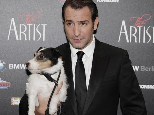 Jean Dujardin, Hauptdarsteller in dem Film "The Artist" von Michel Hazanavicius, mit seinem Filmhund, einem Jack-Russell-Terrier bei einer Presseveranstaltung 2012.