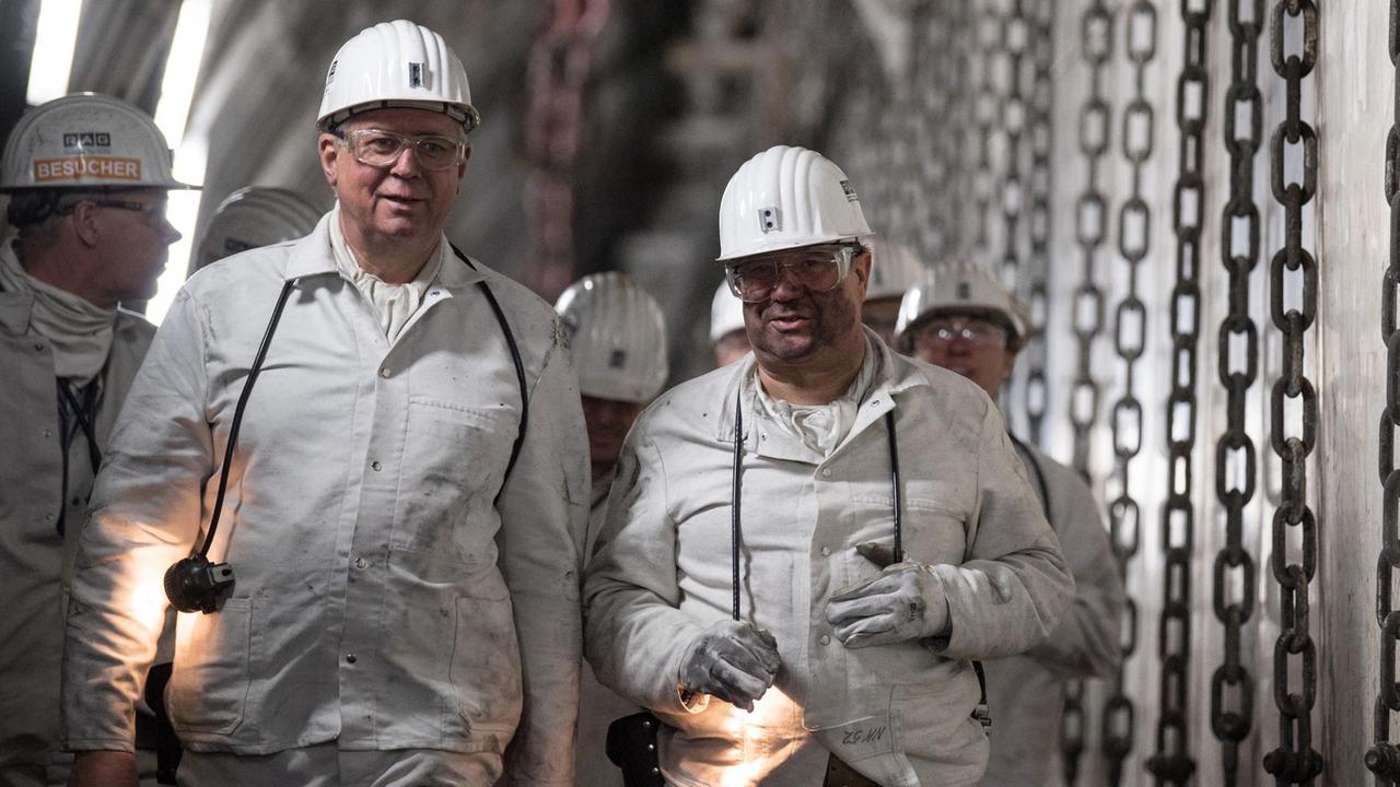 Armin Laschet (CDU,r), Ministerpräsident von Nordrhein-Westfalen, geht mit Bernd Tönjes (l), Vorsitzender des Aufsichtsrates de RAG in 1200 Metern Tiefe im Bergwerk durch einen Gang. Auf der Steinkohlenzeche Prosper Haniel in Bottrop besuchte er am Montag den letzten Abbaubetrieb in 1200 Metern Tiefe. Armin Laschet (CDU,r), Ministerpräsident von Nordrhein-Westfalen, geht mit Bernd Tönjes (l), Vorsitzender des Aufsichtsrates de RAG in 1200 Metern Tiefe im Bergwerk durch einen Gang. Auf der Steinkohlenzeche Prosper Haniel in Bottrop besuchte er am Montag den letzten Abbaubetrieb in 1200 Metern Tiefe.