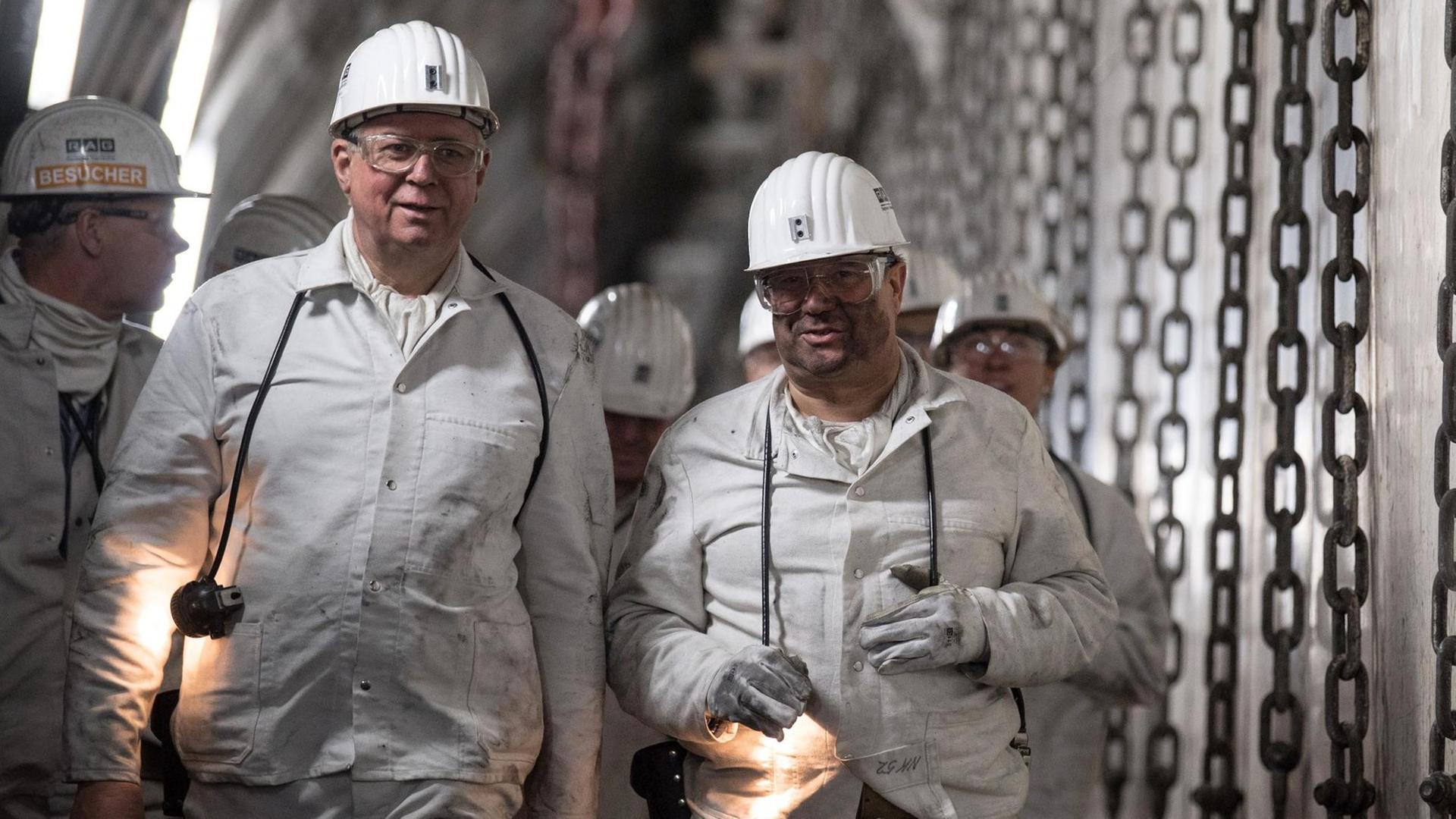 Armin Laschet (CDU,r), Ministerpräsident von Nordrhein-Westfalen, geht mit Bernd Tönjes (l), Vorsitzender des Aufsichtsrates de RAG in 1200 Metern Tiefe im Bergwerk durch einen Gang. Auf der Steinkohlenzeche Prosper Haniel in Bottrop besuchte er am Montag den letzten Abbaubetrieb in 1200 Metern Tiefe. Armin Laschet (CDU,r), Ministerpräsident von Nordrhein-Westfalen, geht mit Bernd Tönjes (l), Vorsitzender des Aufsichtsrates de RAG in 1200 Metern Tiefe im Bergwerk durch einen Gang. Auf der Steinkohlenzeche Prosper Haniel in Bottrop besuchte er am Montag den letzten Abbaubetrieb in 1200 Metern Tiefe.