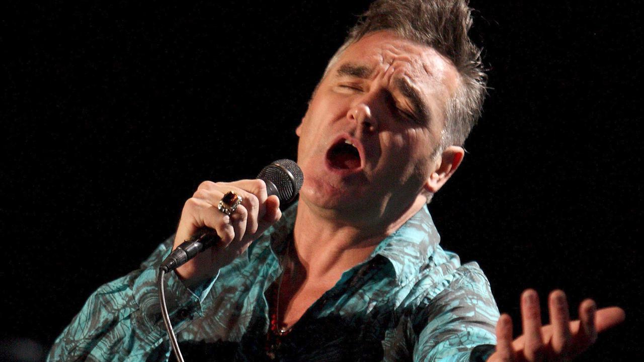 Mit großen Gesten präsentiert Morrissey seine Songs. Mit großen Gesten präsentiert Morrissey seine Songs.