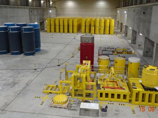 Blick in die Halle des Zwischenlagers Ahaus: In verschiedenen Bereichen der aus massivem Beton errichteten Halle stehen gelbe, blaue und rote "Castoren" - die Sicherheitsbehälter mit den ausgebrannten Kernbrennstäben