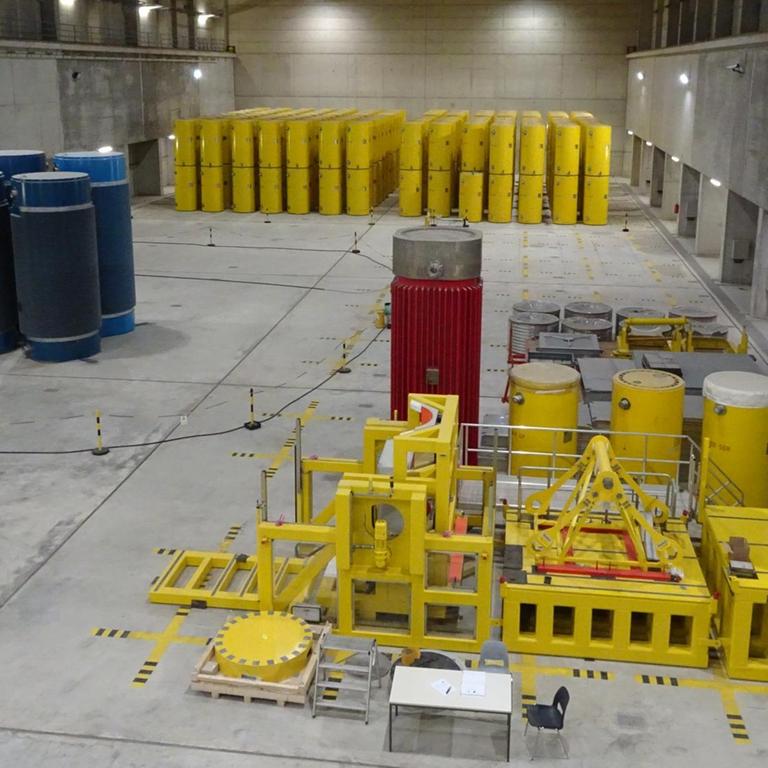 Blick in die Halle des Zwischenlagers Ahaus: In verschiedenen Bereichen der aus massivem Beton errichteten Halle stehen gelbe, blaue und rote "Castoren" - die Sicherheitsbehälter mit den ausgebrannten Kernbrennstäben 