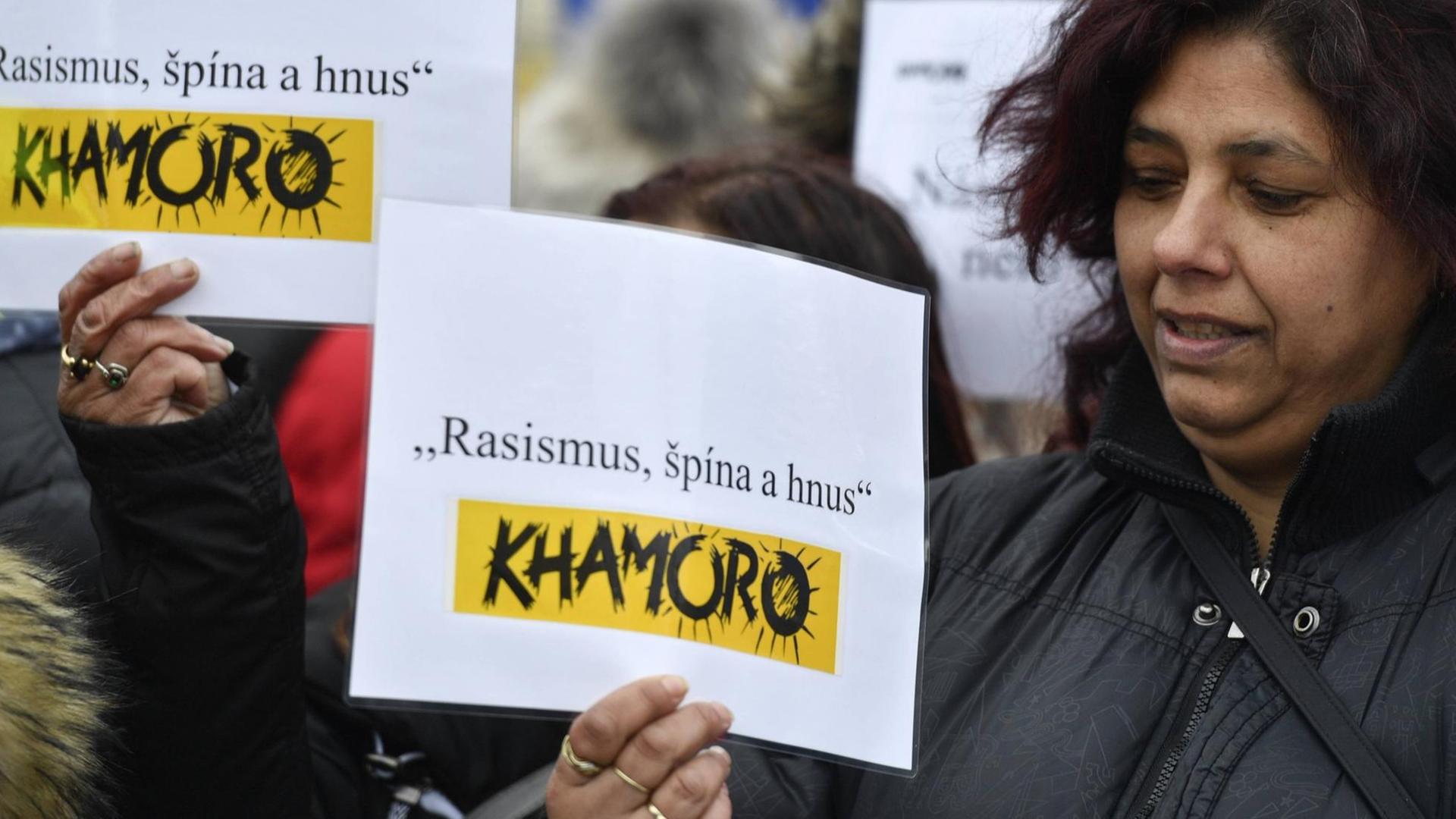 Eine Romni protestiert in Prag gegen Rassismus Eine Romni protestiert in Prag gegen Rassismus