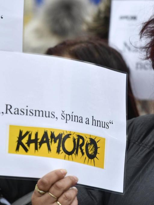 Eine Romni protestiert in Prag gegen Rassismus
