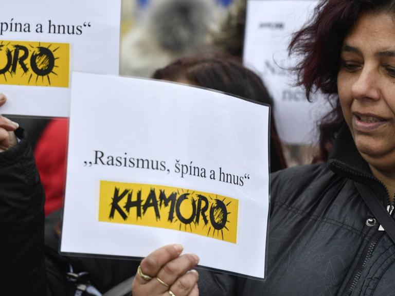 Eine Romni protestiert in Prag gegen Rassismus