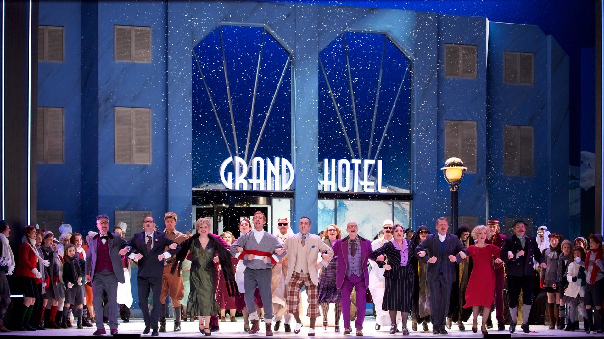 Applaus für die gelungene Darbietung von Erich Kästners "Drei Männer im Schnee" am Münchner Gärtnerplatztheater Applaus für die gelungene Darbietung von Erich Kästners "Drei Männer im Schnee" am Münchner Gärtnerplatztheater