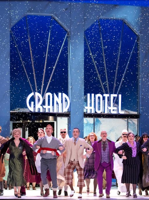 Applaus für die gelungene Darbietung von Erich Kästners "Drei Männer im Schnee" am Münchner Gärtnerplatztheater