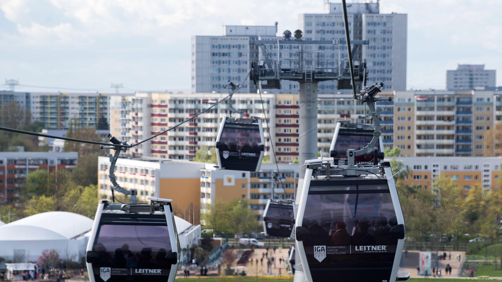 Besucher fahren am 13.04.2017 bei der Eröffnung der Internationalen Gartenausstellung IGA 2017 in Berlin mit der Seilbahn. © picture alliance/dpa/Foto: Bernd von Jutrczenka