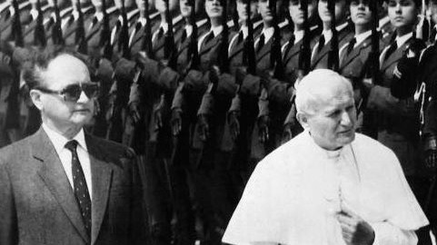 Papst Johannes Paul II. wird vom polnischen Staats- und Parteichef Wojciech Jaruzelski empfangen