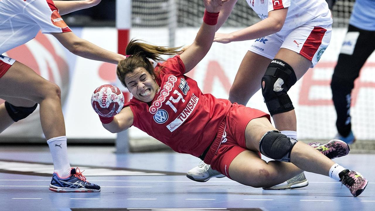 Tunesien gegen Dänemark bei der Handball-Weltmeisterschaft der Frauen in Dänemark im Dezember 2015. Tunesien gegen Dänemark bei der Handball-Weltmeisterschaft der Frauen in Dänemark im Dezember 2015.