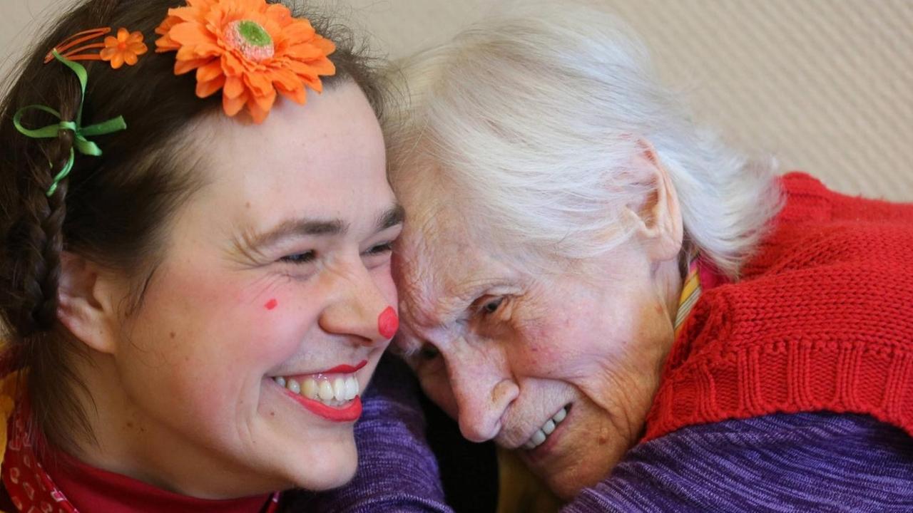 Clown Heidi alias Arnika Ludwig am 16.04.2015 mit einer Seniorin des Wichern-Hauses in Bochum. Clown Heidi alias Arnika Ludwig am 16.04.2015 mit einer Seniorin des Wichern-Hauses in Bochum.