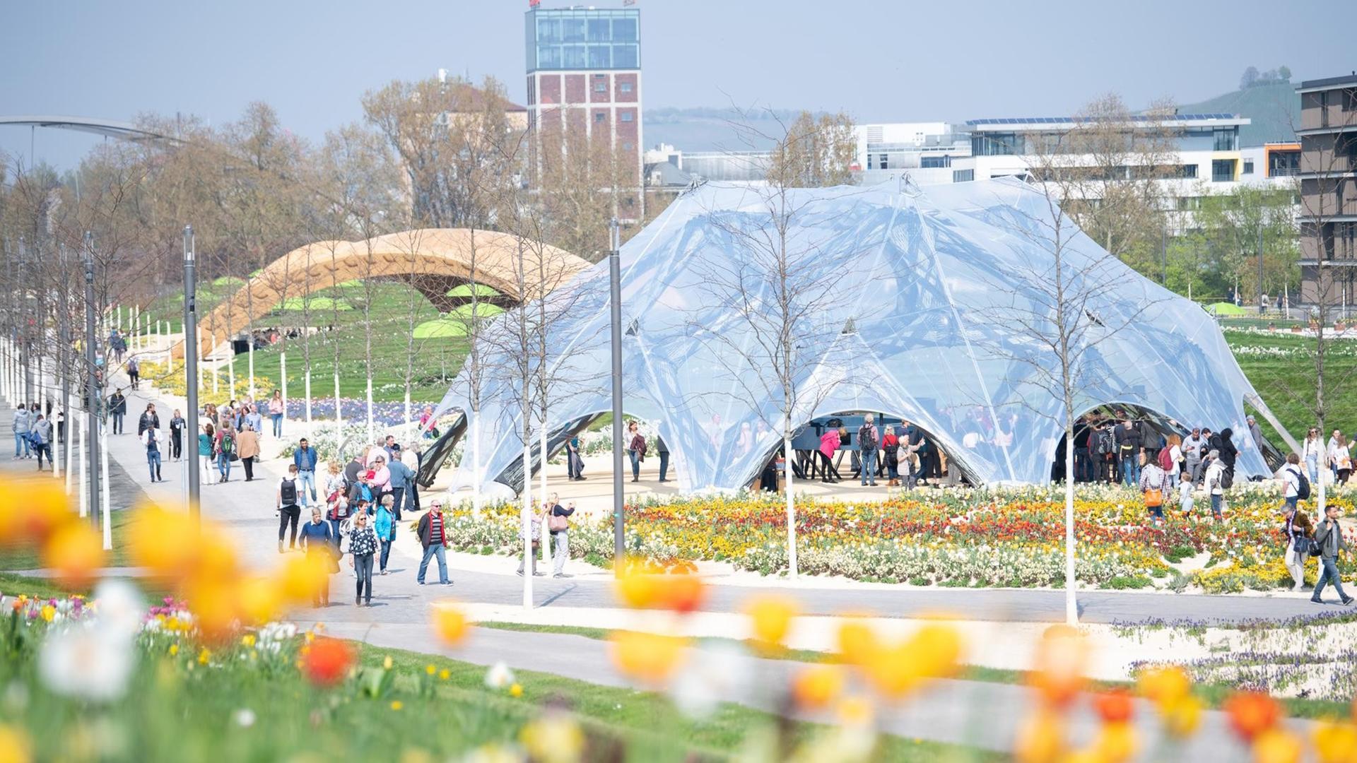 Besucher gehen während der Eröffnung der Bundesgartenschau (Buga) Heilbronn 2019 über das Gelände. Die Buga findet vom 17. April bis zum 06. Oktober statt Besucher gehen während der Eröffnung der Bundesgartenschau (Buga) Heilbronn 2019 über das Gelände. Die Buga findet vom 17. April bis zum 06. Oktober statt
