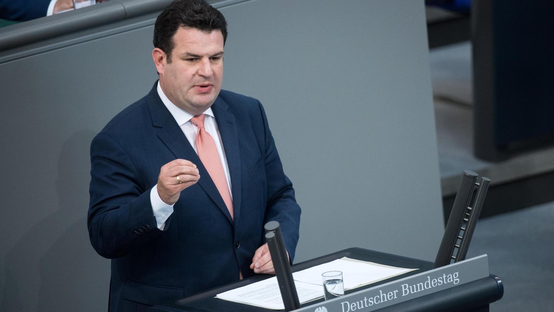 Hubertus Heil (SPD), Bundesminister für Arbeit und Soziales, spricht bei der Aktuellen Stunde in der Plenarsitzung des Bundestages im Reichstagsgebäude Hubertus Heil (SPD), Bundesminister für Arbeit und Soziales, spricht bei der Aktuellen Stunde in der Plenarsitzung des Bundestages im Reichstagsgebäude